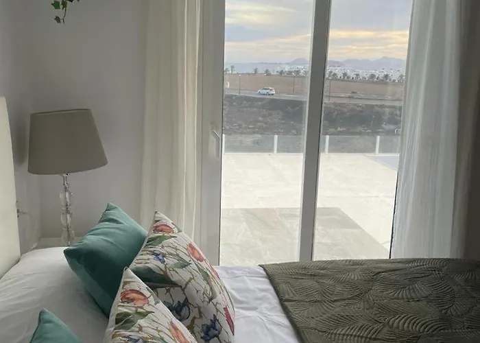 Ocean Wave - Sea Views - Free Private Heated Pool فيلة *