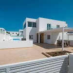 Ocean Wave - Sea Views - Free Private Heated Pool فيلة